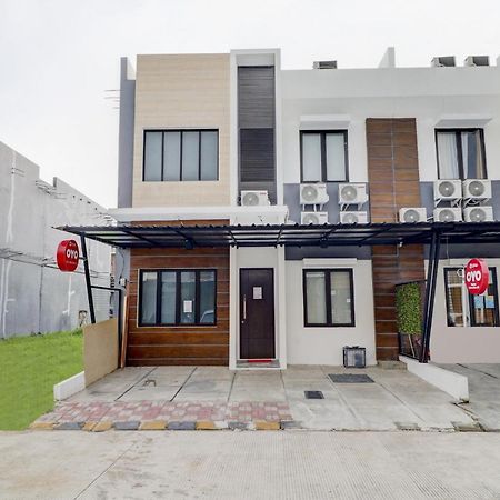 Oyo 90215 Ada Residence Telukjambe Buitenkant foto