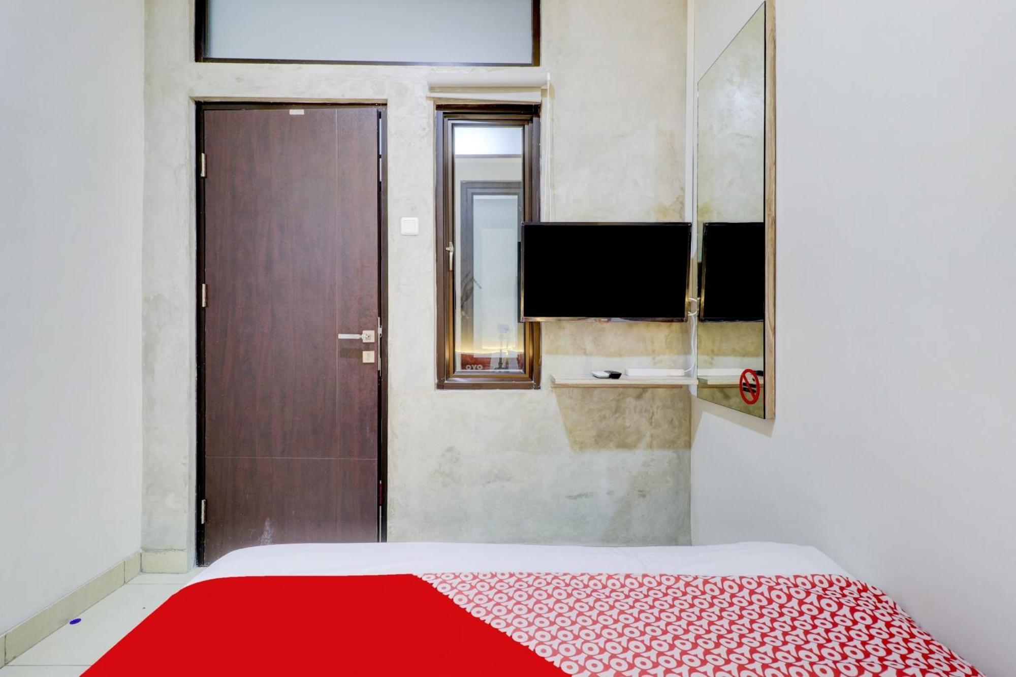 Oyo 90215 Ada Residence Telukjambe Buitenkant foto