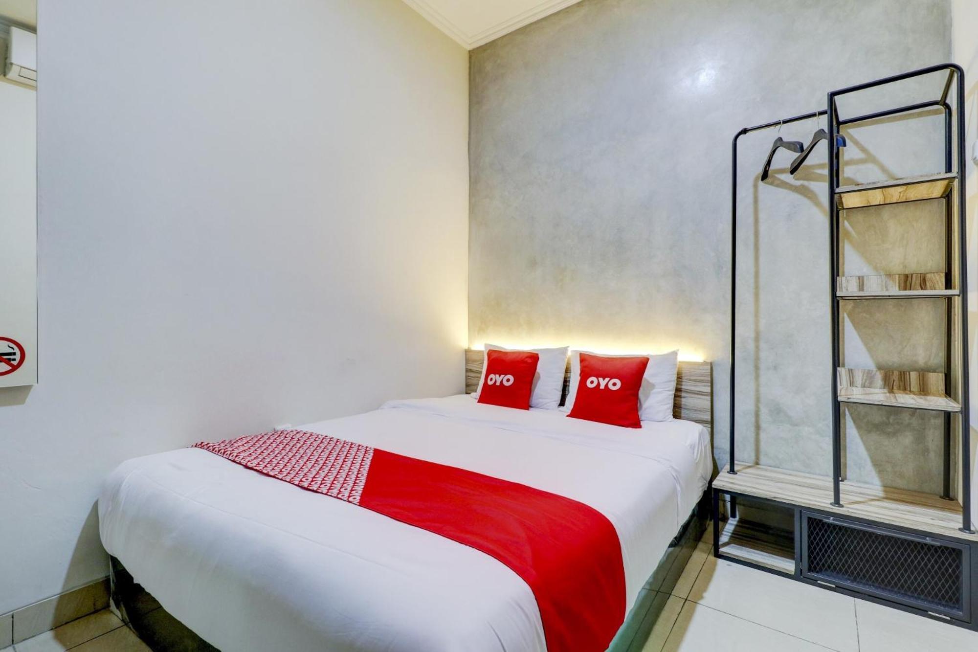 Oyo 90215 Ada Residence Telukjambe Buitenkant foto