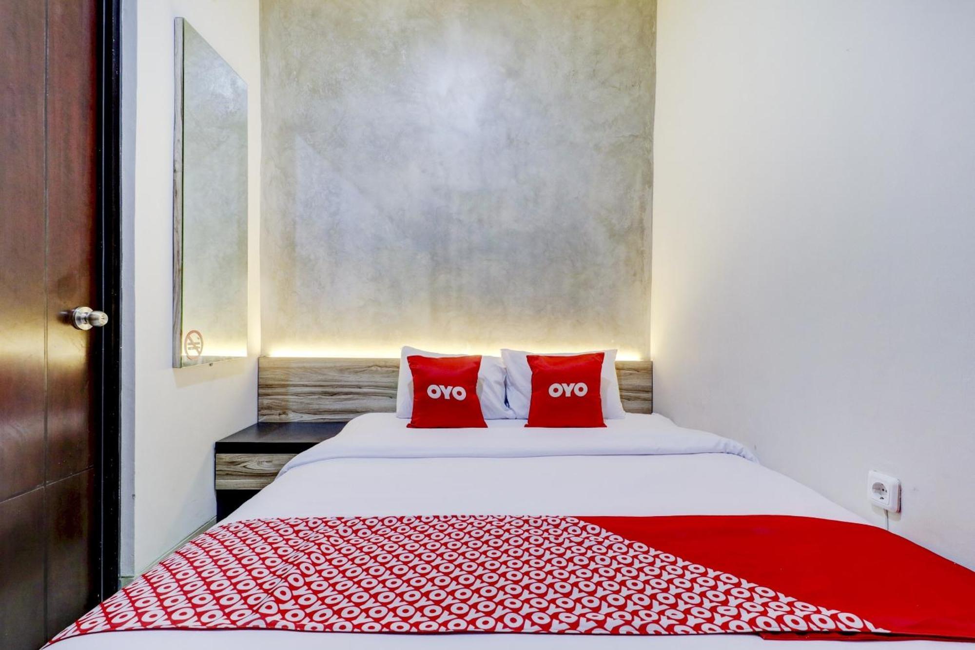 Oyo 90215 Ada Residence Telukjambe Buitenkant foto