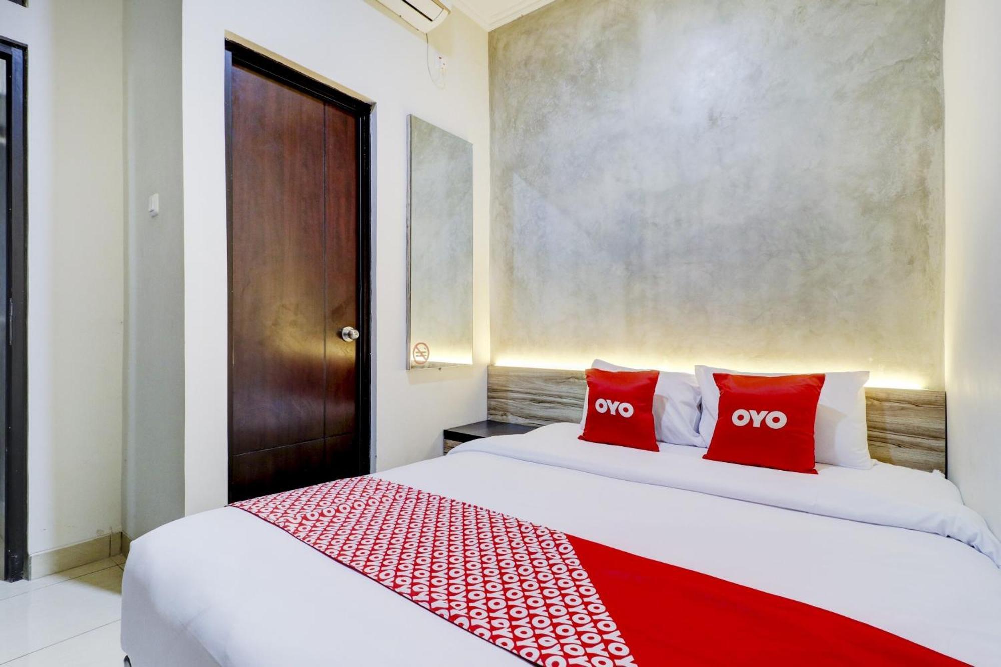 Oyo 90215 Ada Residence Telukjambe Buitenkant foto