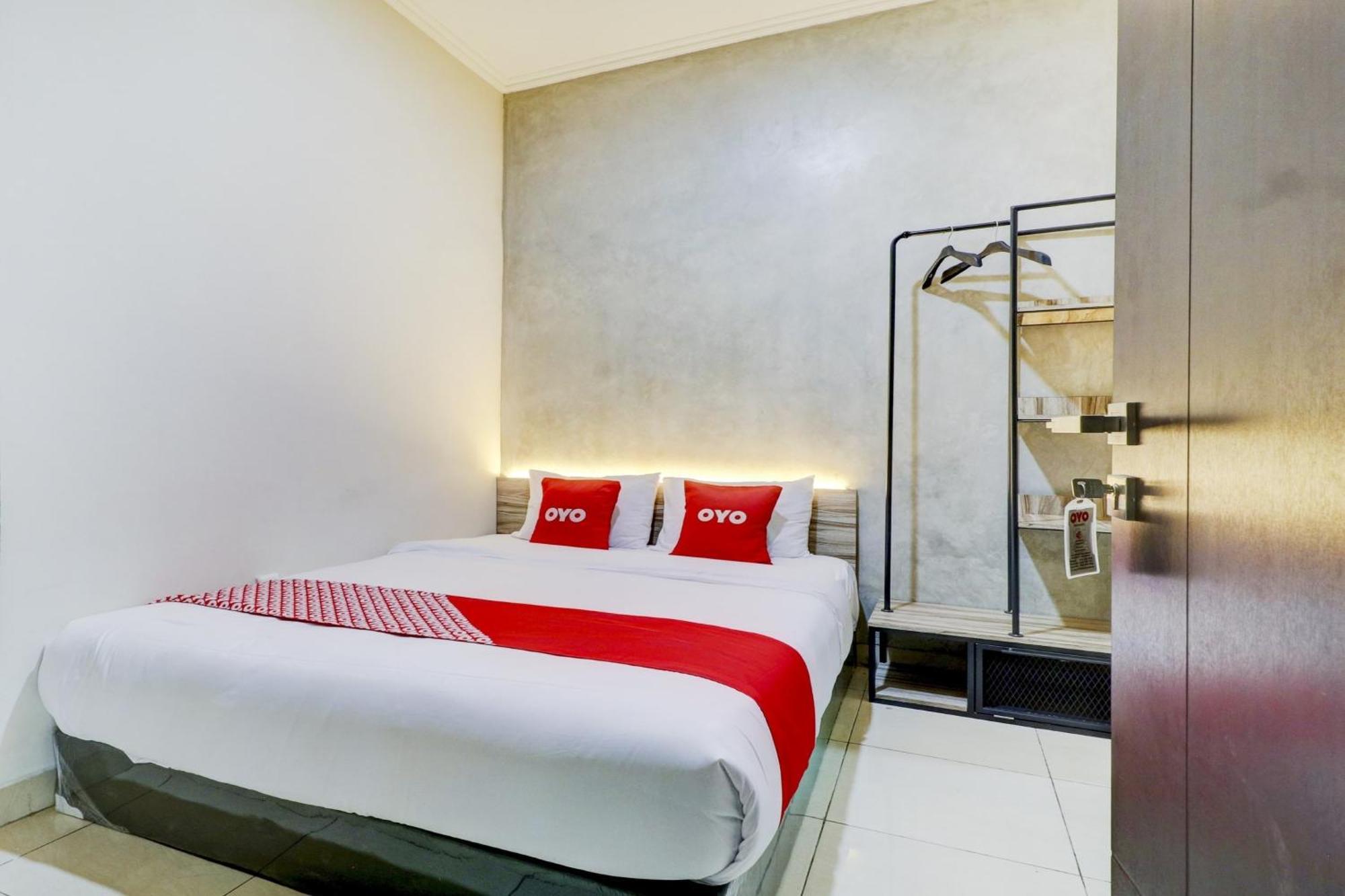 Oyo 90215 Ada Residence Telukjambe Buitenkant foto
