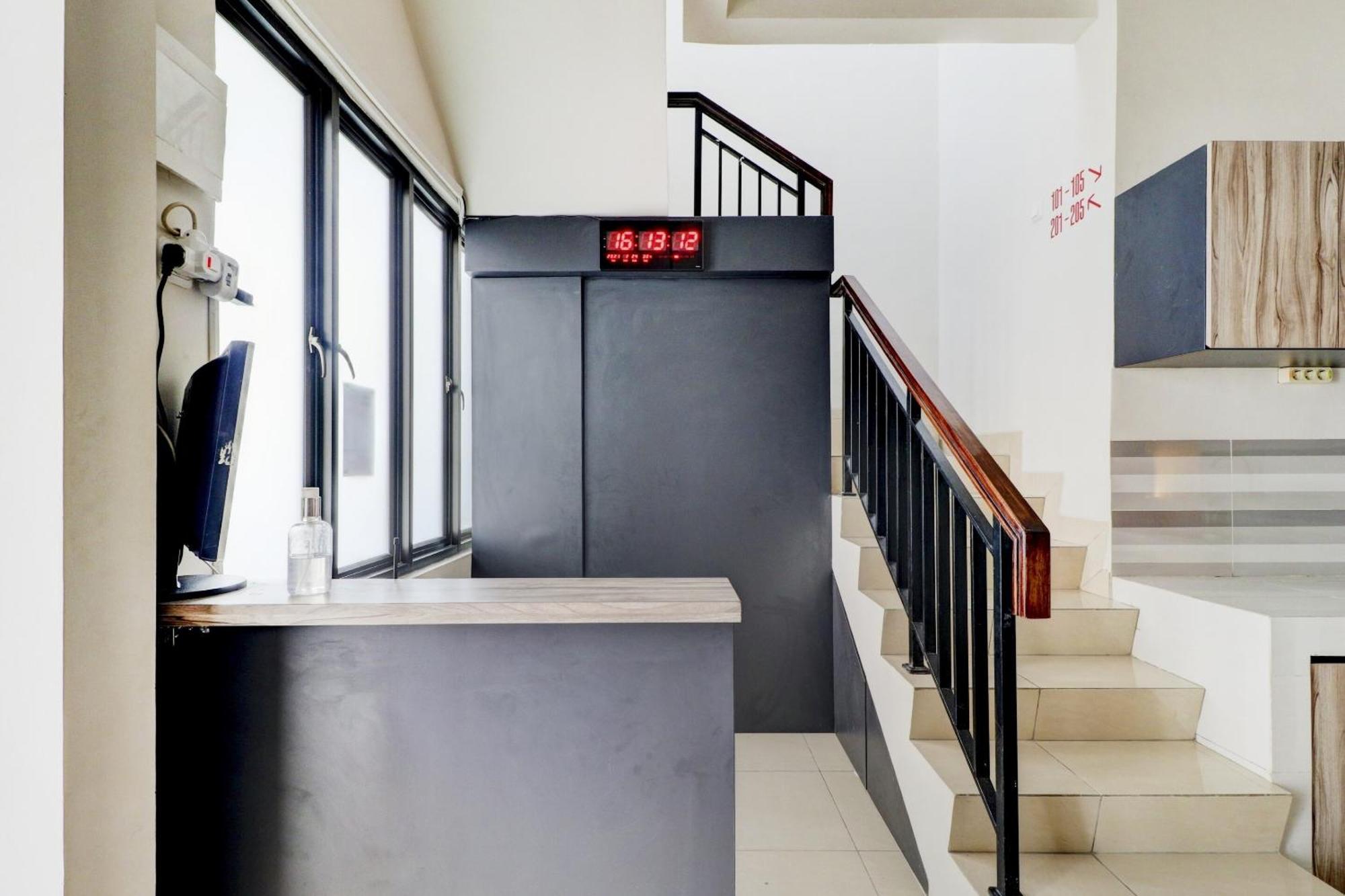 Oyo 90215 Ada Residence Telukjambe Buitenkant foto