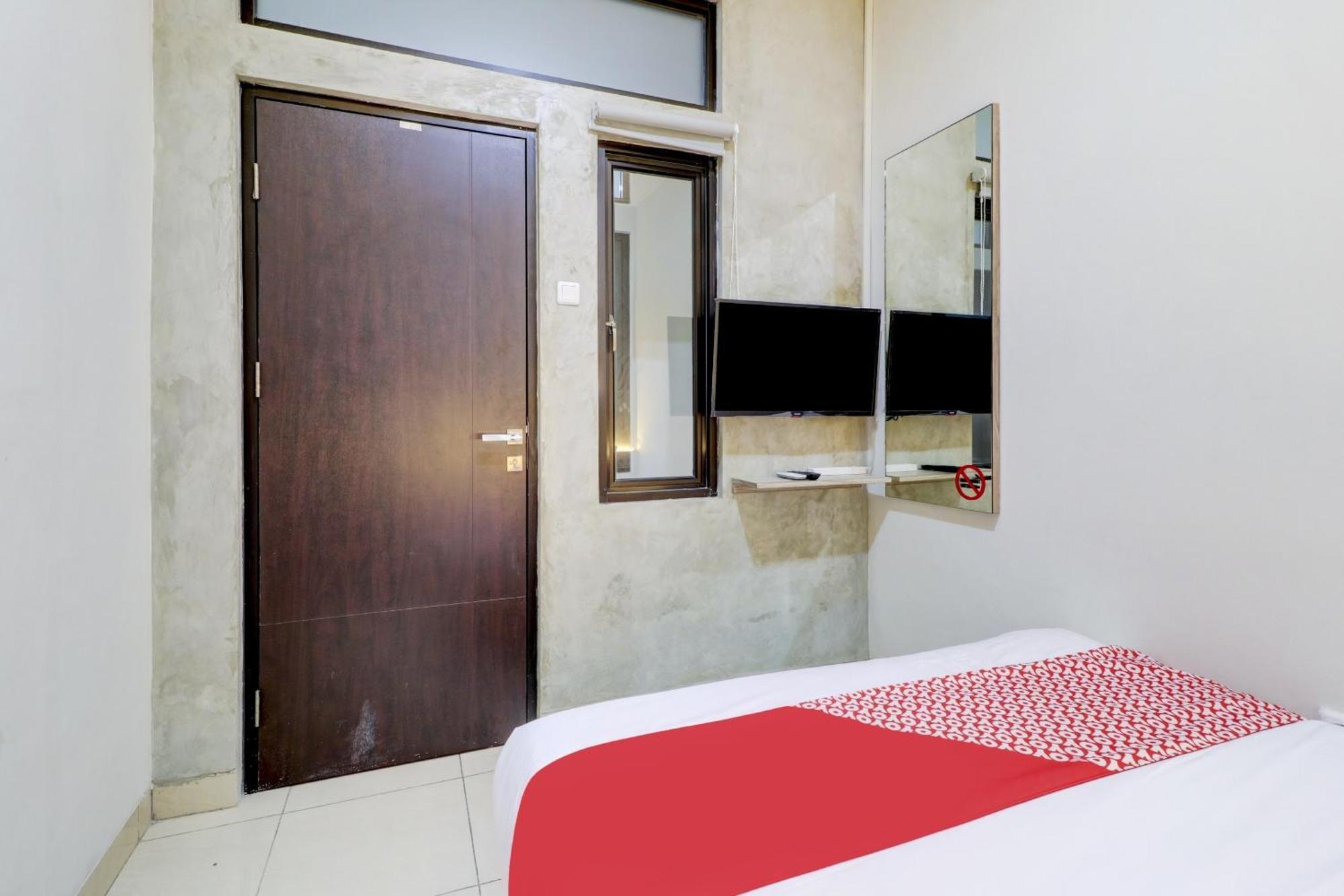 Oyo 90215 Ada Residence Telukjambe Buitenkant foto