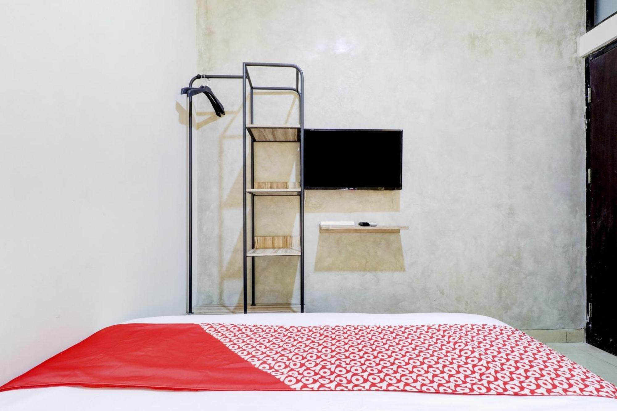 Oyo 90215 Ada Residence Telukjambe Buitenkant foto