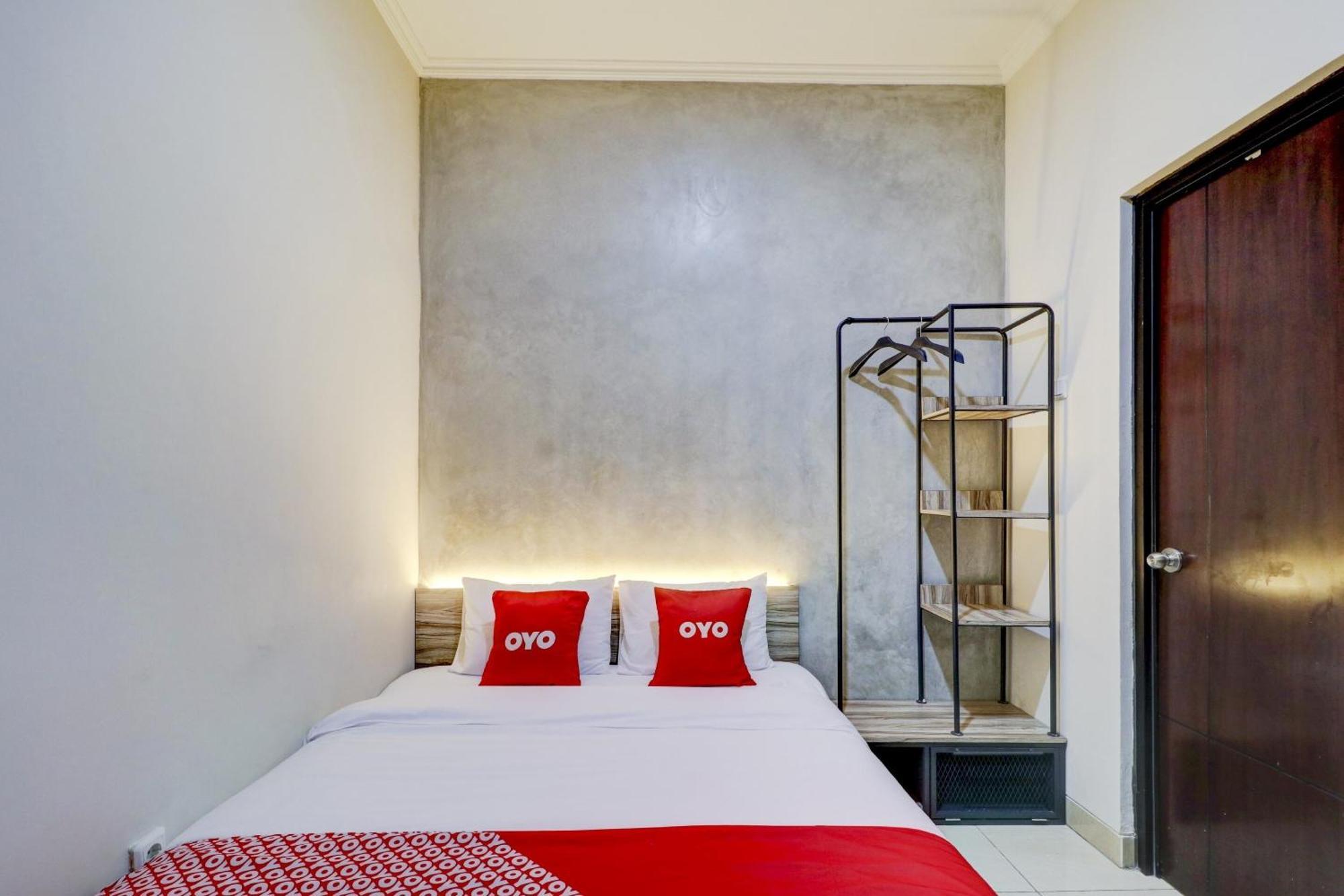 Oyo 90215 Ada Residence Telukjambe Buitenkant foto